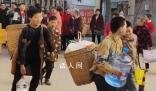 校長回應小學生背鍋碗瓢盆去春游 春季野炊是每年春天他們給孩子們準備的必備項目