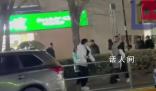兩男子起沖突被各自妻子緊緊抱住 家有賢妻禍事少