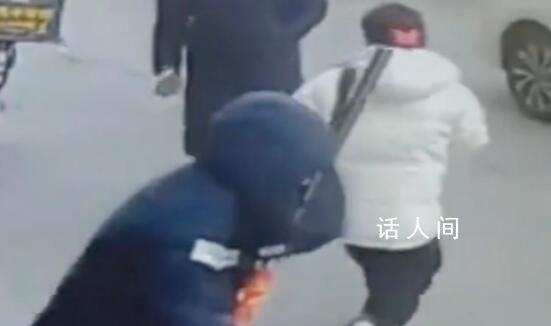 小伙拉掉門把手 路人大哥給鼓掌