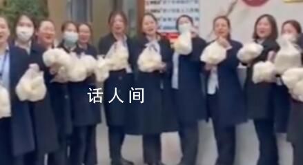 婦女節女員工1人發了1袋大饅頭 沒有玫瑰花的女神節一樣可以浪漫