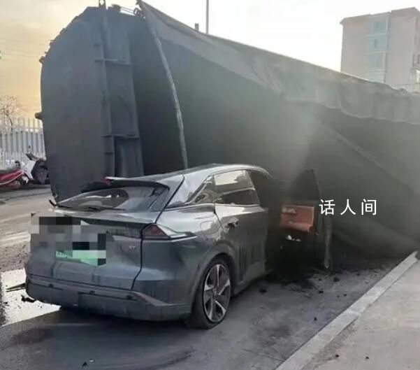 49噸煤車壓頂 車內三人全身而退