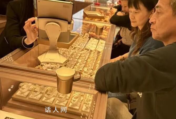 內地游客擠爆香港金店 金價每克省約70元