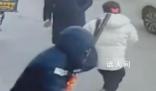 小伙拉掉門把手 路人大哥給鼓掌
