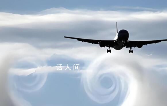 航班遇強氣流上演“驚魂90秒” 機艙內的物品被甩落散落一地