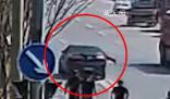 汽車失控小伙掛車窗上截停 車輛失控摩擦著花壇滑行