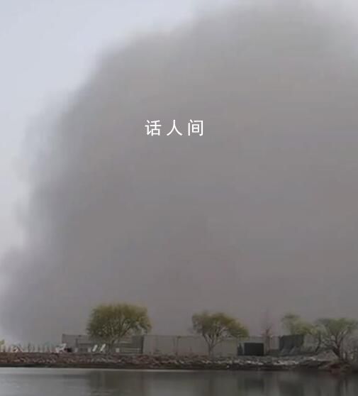 新疆多地遭強沙塵:大風刮起百米沙墻