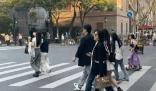 上海偶遇陸毅鮑蕾一家四口 網友：陸毅一家子不但腿精他的皮膚真的是超級好