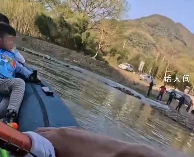 男子帶娃漂流遭4人用鵝卵石襲擊 把皮劃艇上兩個(gè)小孩都嚇哭了