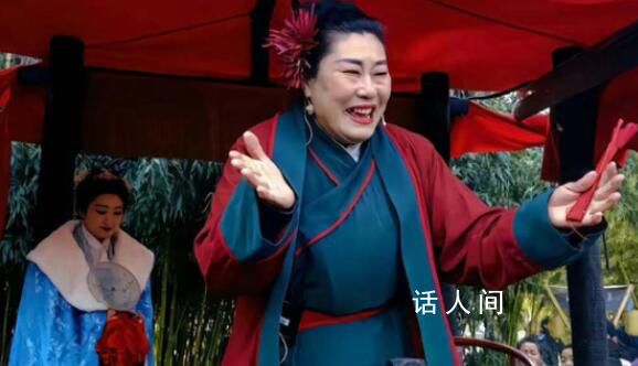 疑似主播上臺(tái)相親被王婆勸下臺(tái) 有疑似從事自媒體主播的人上臺(tái)蹭流量