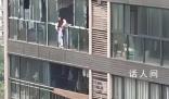 女子欲扔第二個孩子時被控制 目前女子已被警方帶走
