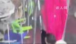 南昌突起強風 男子抱住大棚被吹飛
