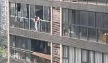 重慶警方回應小孩被扔下高樓 該女子已被帶走正接受調查