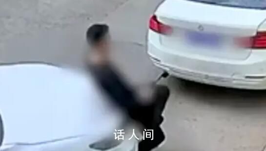 男子錯把油門當剎車將路人撞上墻 