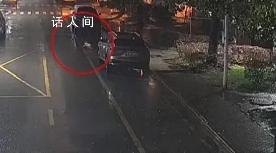 嬰兒雨夜爬上馬路被接力守護 直到找到家長