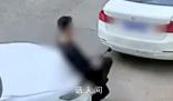男子錯(cuò)把油門當(dāng)剎車將路人撞上墻 