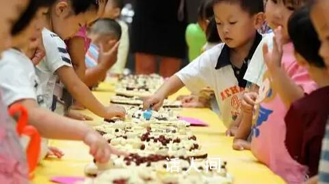 幼兒園小朋友燒火做飯 園方稱：特色教學(xué)家長孩子們都喜歡