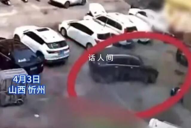 奔馳女司機碾壓孩子后駛離 一時間激起了眾怒