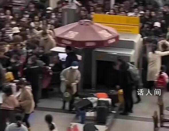 上海火車站旅客集體沖卡 在網絡上引起大圍觀