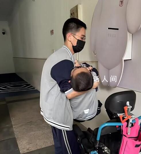 地震警報響起 男生抱同桌撤離