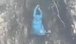 天門山清潔工用生命在撿垃圾 在懸崖峭壁上艱難撿垃圾