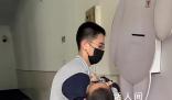 地震警報響起 男生抱同桌撤離