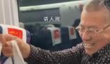 情侶高鐵上被東北大叔投喂爆米花 甚至倒在男生的衣服上