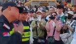“王婆說媒”保安下跪向游客道歉 官方回應(yīng)：已提醒景區(qū)加強管理