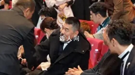 陳建斌坐著和丁勇岱握手被指沒禮貌 被推上了風口浪尖