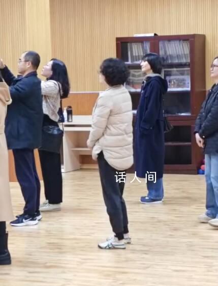袁泉給女兒開(kāi)家長(zhǎng)會(huì) 雖然素顏但氣質(zhì)出眾