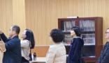 袁泉給女兒開家長會 雖然素顏但氣質出眾