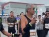 周潤發已滿頭白發 起來身形消瘦