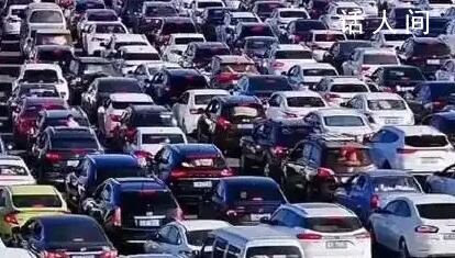 高速堵車時(shí)第一輛車都在干什么 無人機(jī)視角帶你看第一臺(tái)車在干什么