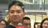 劉強東現身京東物流新春家宴 身著京東物流標志性紅色服裝