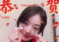 趙麗穎敲木魚拜年太好笑 祝大家新春快樂(lè)